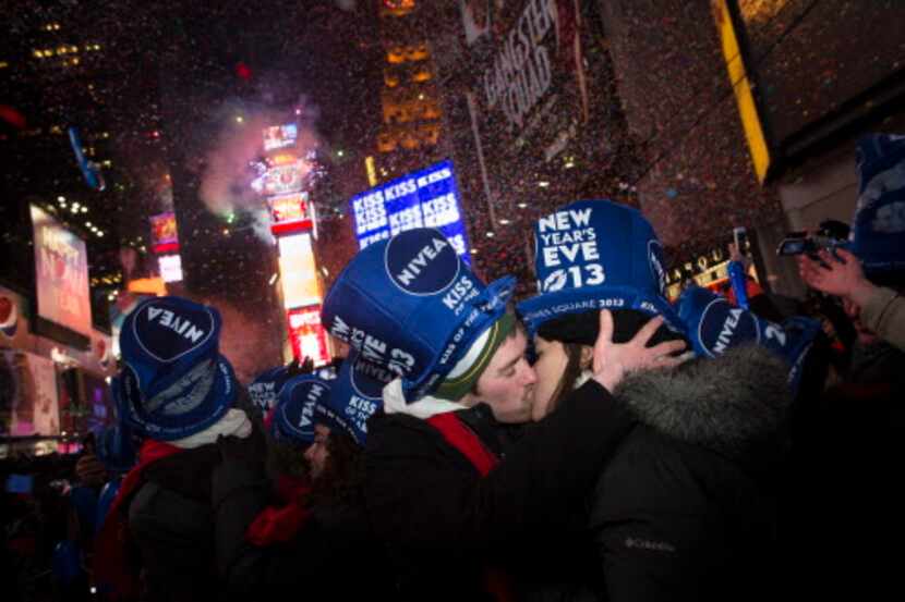 Así celebran en Times Square de Nueva York. (AP Photo/John Minchillo)