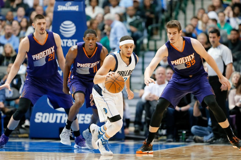 Dallas Mavericks' Seth Curry (30) handles the ball as Phoenix Suns' Alex Len (21) of...