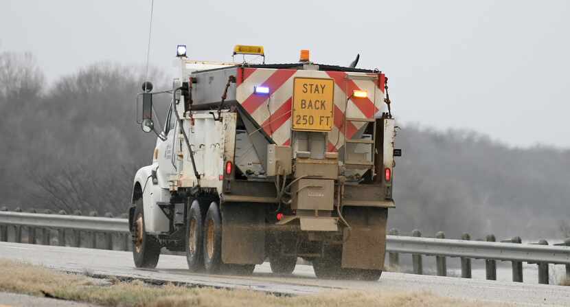 Un camión de TxDOT arroja arena sobre el puente Lake Lavon en la US 380 el miércoles 23 de...