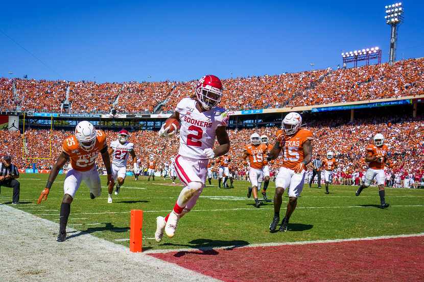 Oklahoma wide receiver CeeDee Lamb (2) scores on a 51-yard pass play past Texas defensives...