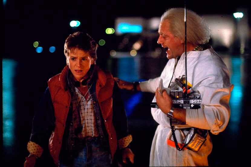 Foto de Universal Pictures muestra a Michael J. Fox y Christopher Lloyd en una escena del...