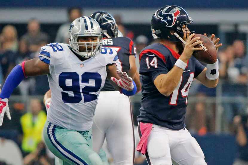 Dallas Cowboys defensive end Jeremy Mincey (92) rushes Houston Texans quarterback Ryan...