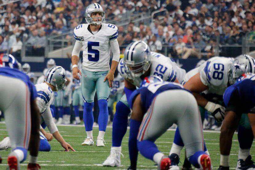Dallas Cowboys kicker Dan Bailey (5) lines up a field goal attempt during the New York...