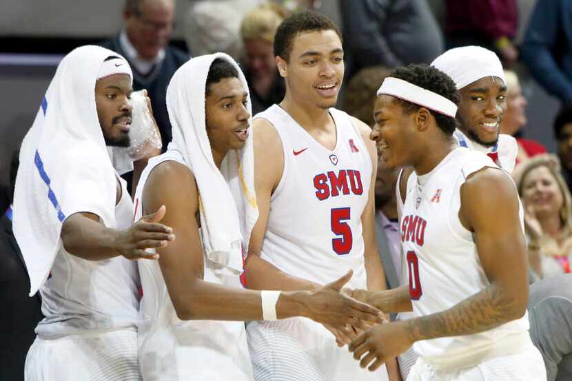 SMU guard Jahmal McMurray (0) receives congratulations from teammates (right to left) Shake...