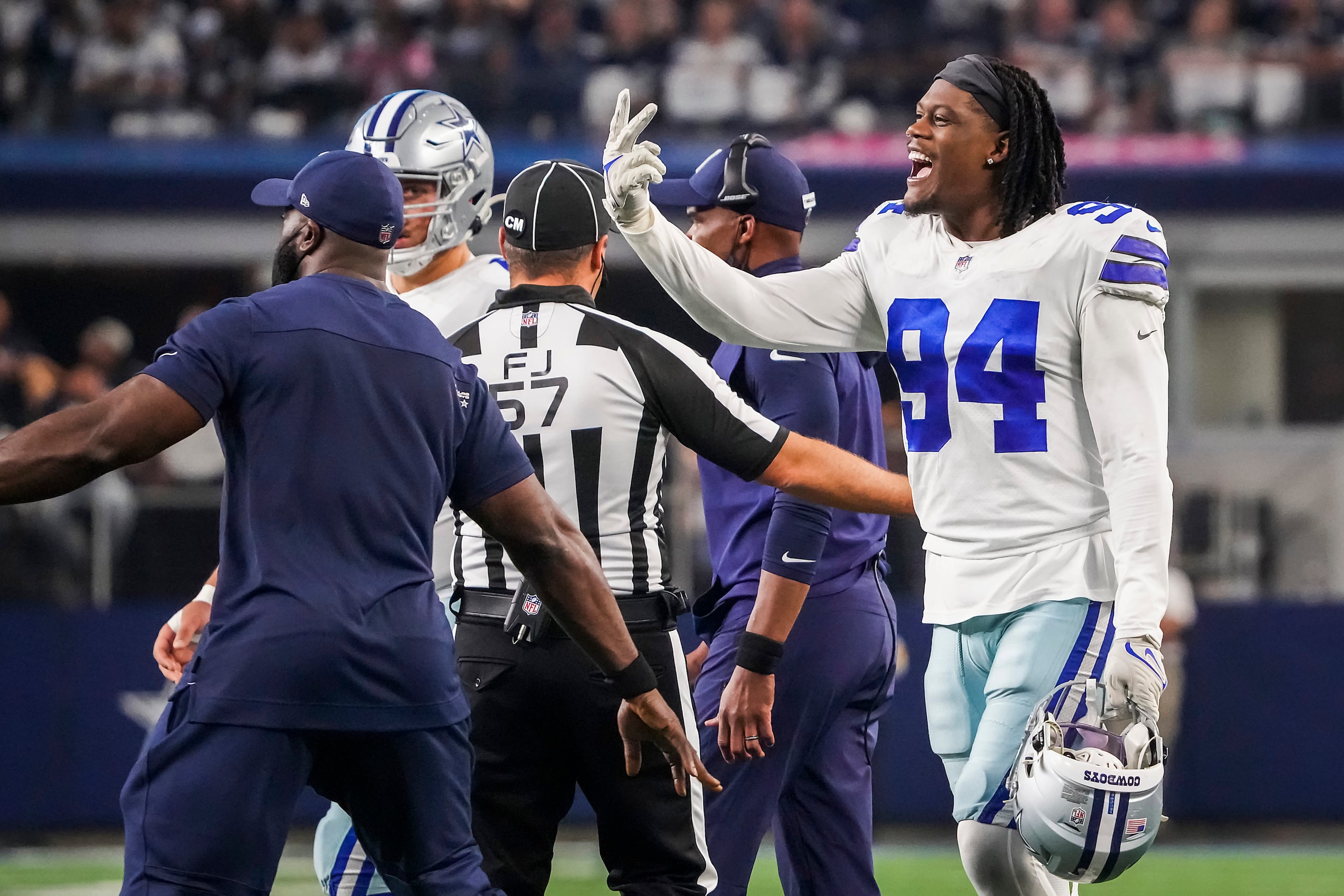 Photos: Tip toeing! Cowboys DE Demarcus Lawrence stays in bounds while  returning an interception for a touchdown