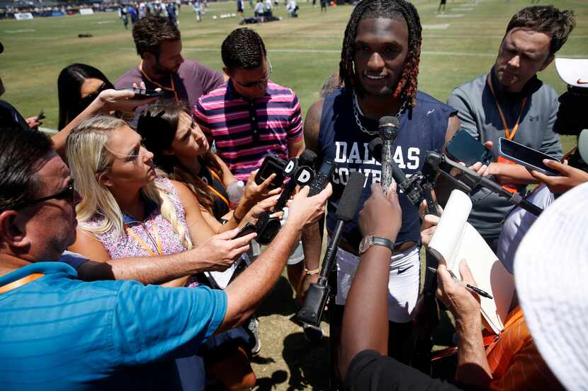 El receptor de los Dallas Cowboys, CeeDee Lamb, habla con reporteros durante el campamento...