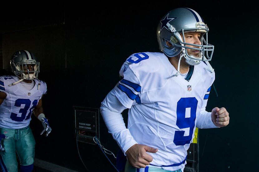 Cowboys quarterback Tony Romo (9).