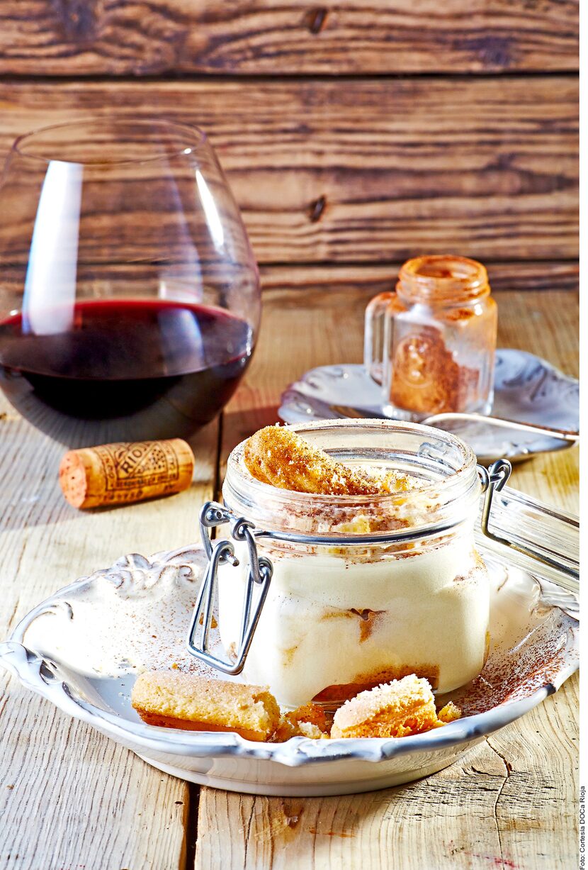 El tiramisú requiere batir el queso mascarpone, la crema y el azúcar hasta tener una mezcla...