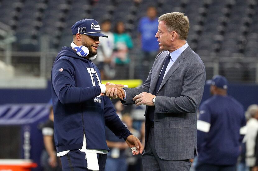 Dak Prescott #4 of the Dallas Cowboys shakes hands with FOX sportscaster and former Cowboys...
