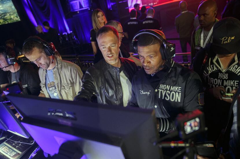 Actor Jamie Foxx, second right, plays the Battlefield 1 video game during an Electronic Arts...