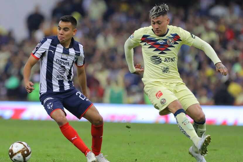 El delantero de las Águilas del América, Nicolás Castillo (der), en el partido de la final...