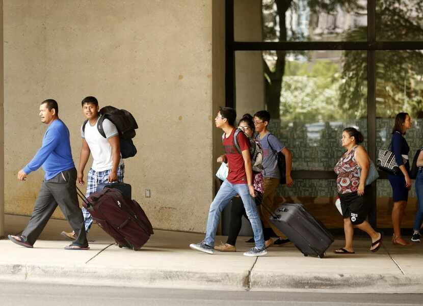 Dallas recibió a miles de refugiados del huracán Harvey en Houston.