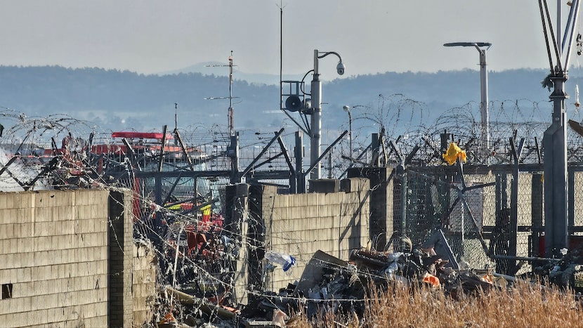 Un equipo de rescate trabaja para extinguir un incendio en el Aeropuerto Internacional de...