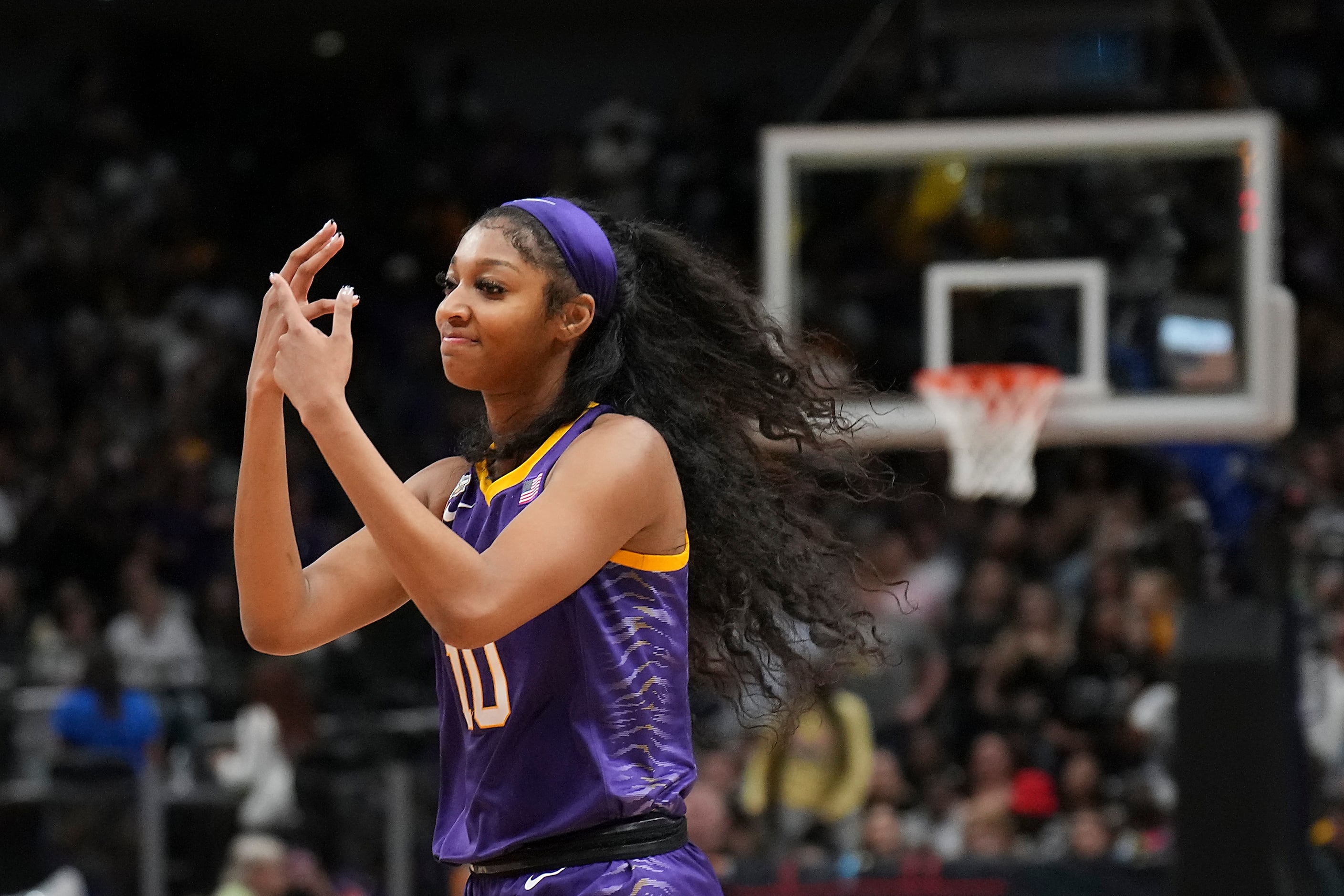Angel Reese mimics Caitlin Clark taunt at end of LSU title game