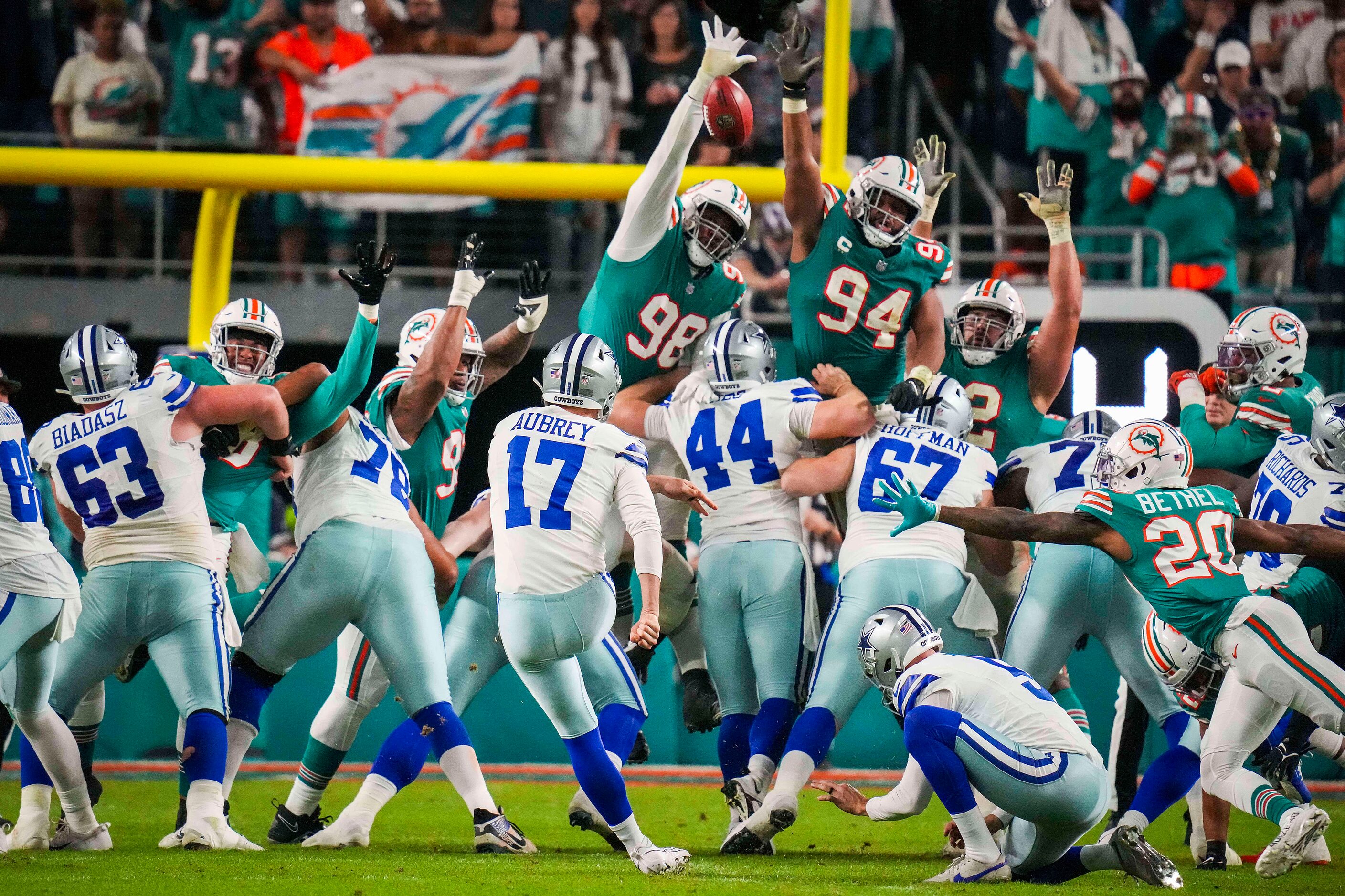 Dallas Cowboys place kicker Brandon Aubrey (17) kicks a 43-yard field goal during the third...