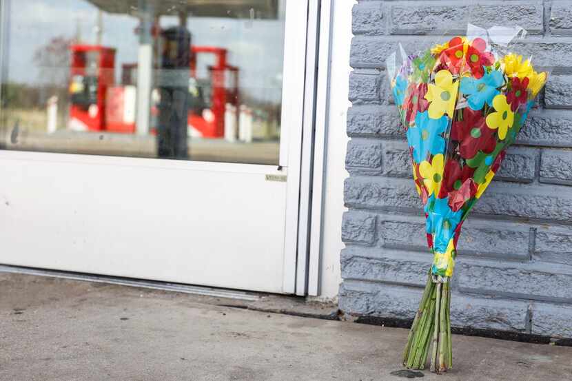 Un ramo de flores fue dejado en las puertas de una gasolinera de Texaco en Garland, donde el...