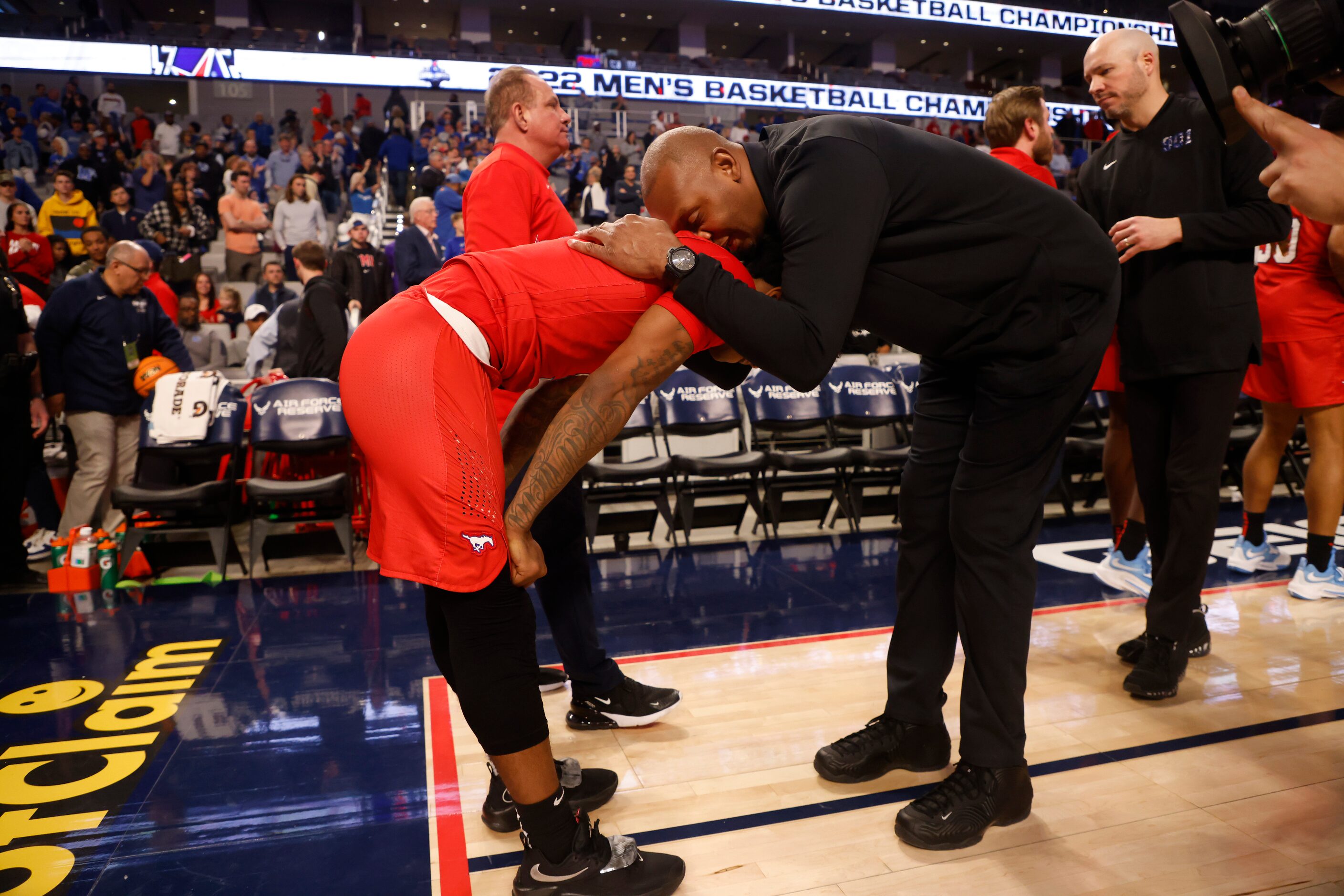 Memphis head coach Penny Hardaway consoles SMU guard Kendric Davis (3) after the AAC men’s...