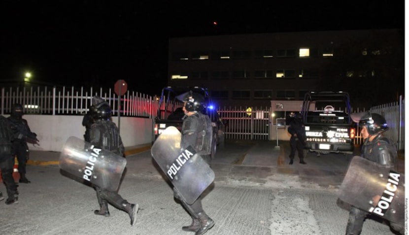 Un motín en el Penal del Topo Chico movilizó a elementos policiacos y militares que...