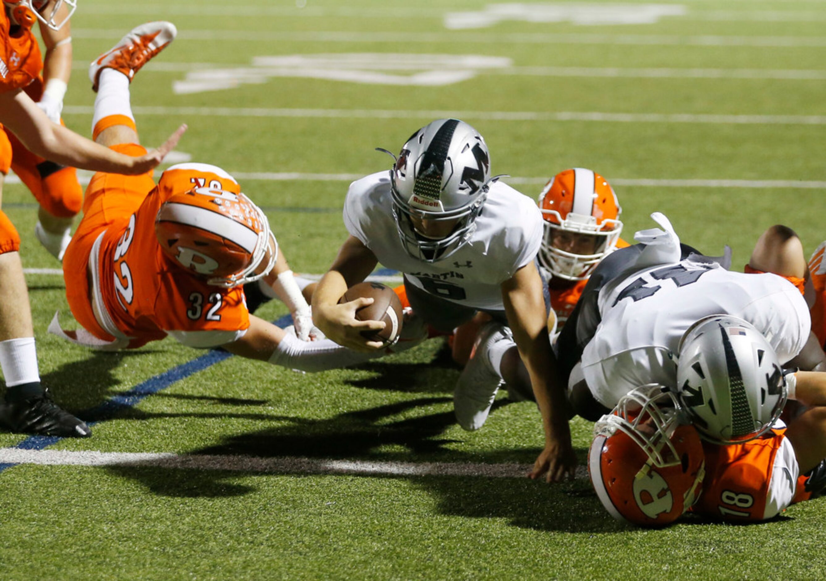 Arlington Martin's Zach Mundell (6) dives for a touchdown as Rockwall's Joseph Schaefer (32)...