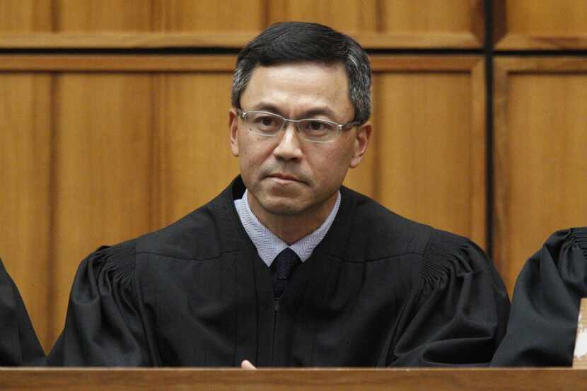 En esta imagen de diciembre de 2015, el juez del distrito Derrick Watson en Honolulu. El...