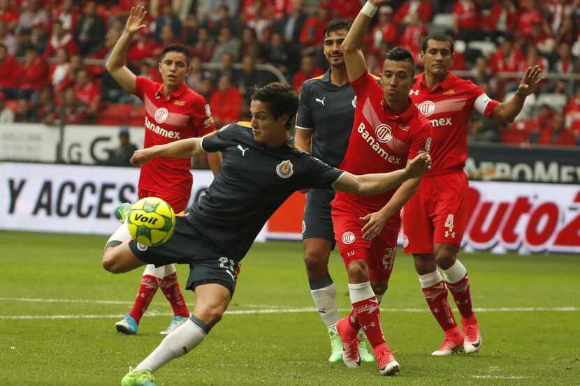 Carlos Fierro y el Guadalajara igualaron 1-1 ante Diablos Rojos el jueves en el estadio...