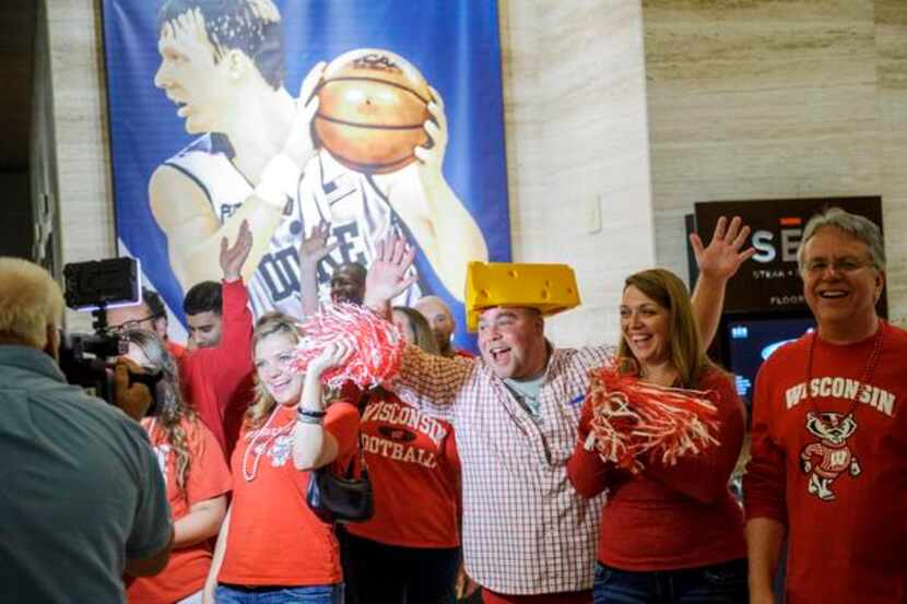 
Wisconsin alumnus Joe O’Brien, wearing the cheesehead, and wife Amy cheered for the cameras...