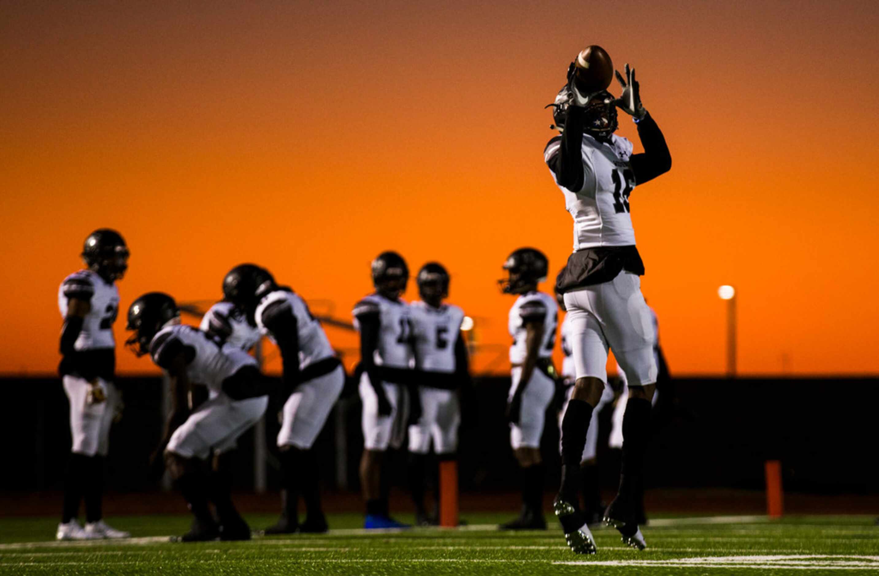 Mansfield Timberview wide receiver Paul Odidi (16) warms up with other players before a UIL...