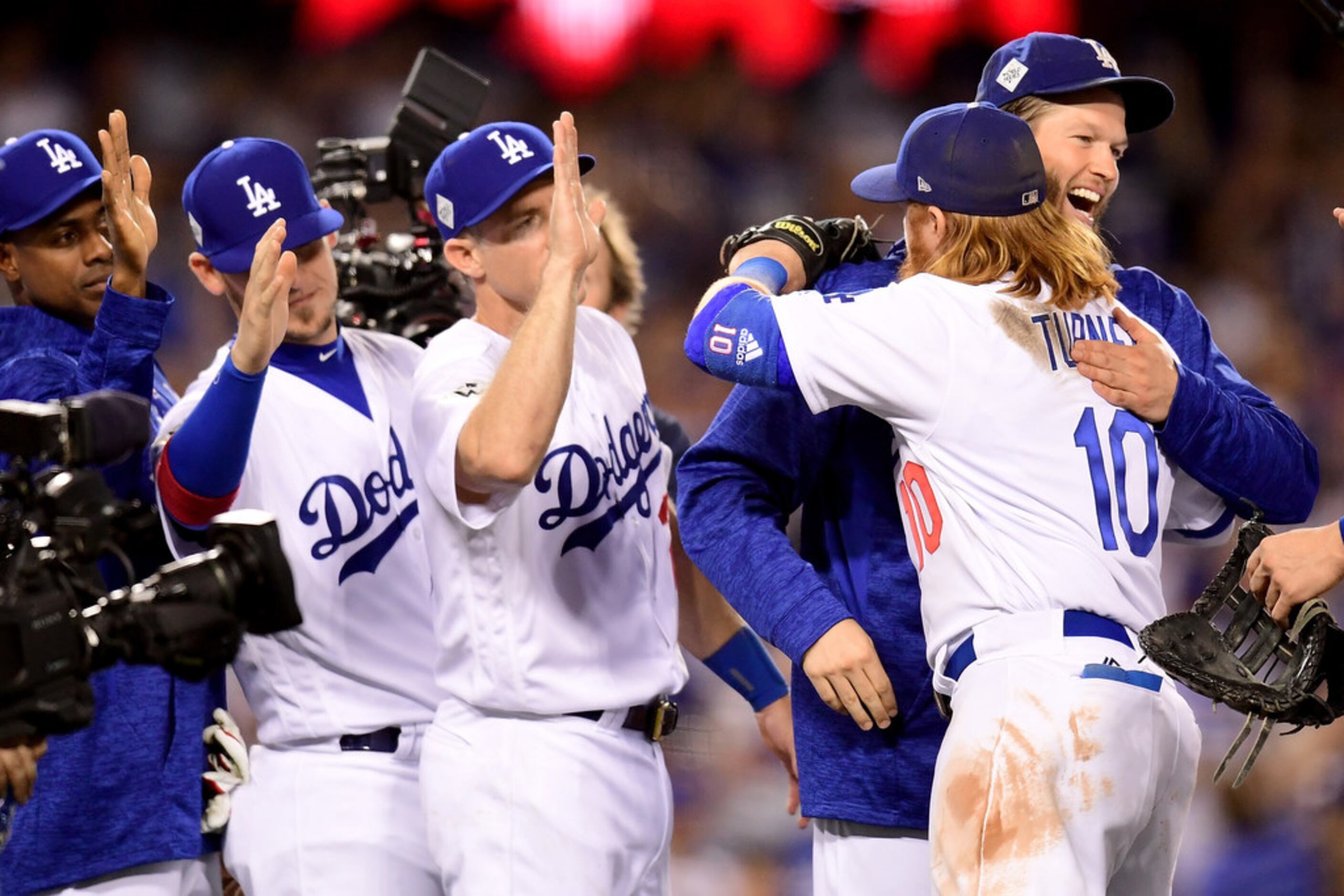 Clayton Kershaw, Dodgers beat Astros in sweltering World Series opener