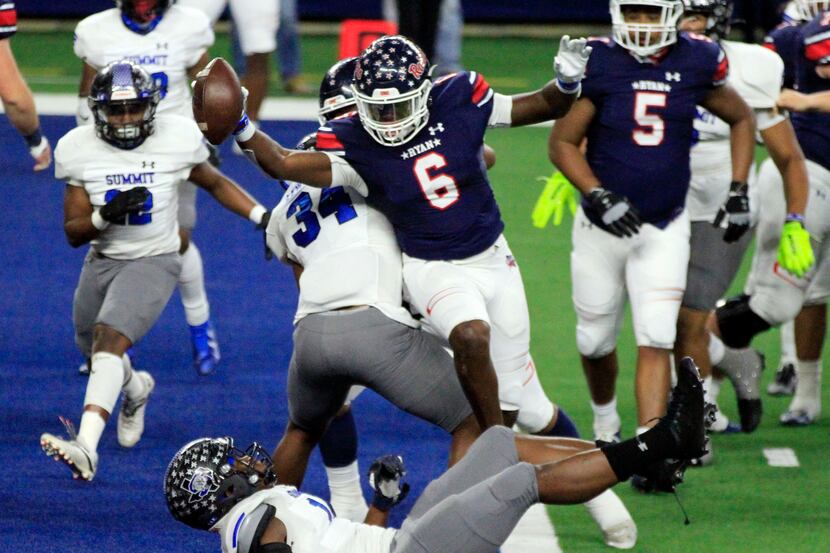 Denton Ryan’s Anthony Hill Jr. (6) breaks into the endzone for a touchdown during the first...