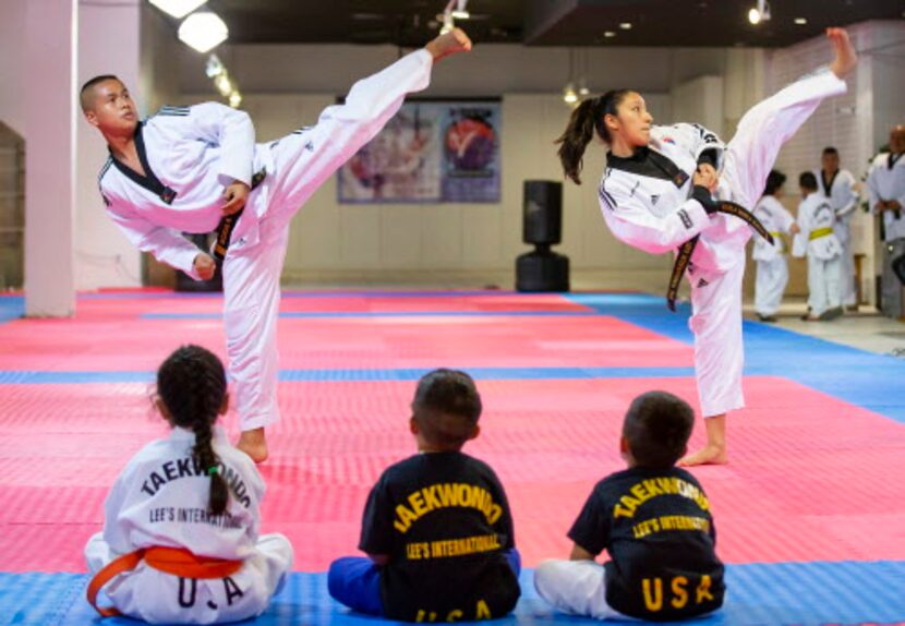 Kevin Baltazar (izq.) y Karla Montoya. (Smiley N. Pool/The Dallas Morning News)