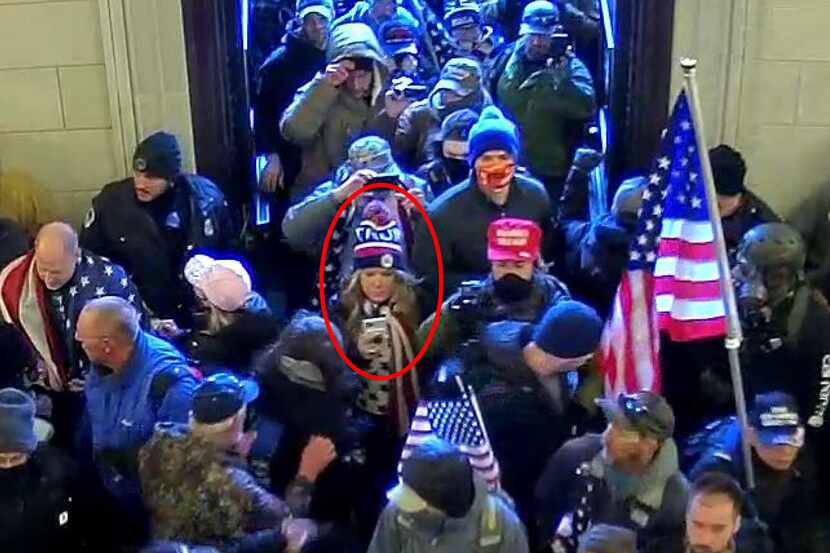 Cámaras de seguridad del Capitolio muestran a Jennifer Leigh Ryan en el grupo de personas...