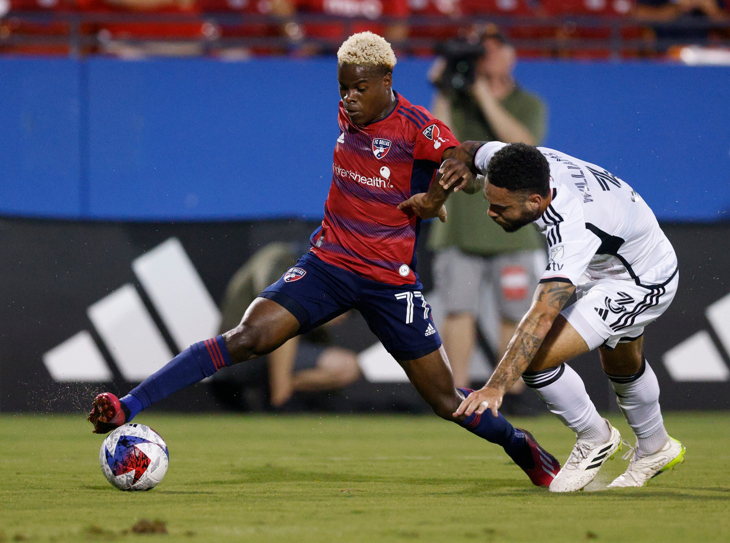 FC Dallas forward Bernard Kamungo (77) dribbles ahead of D.C. United defender Derrick...