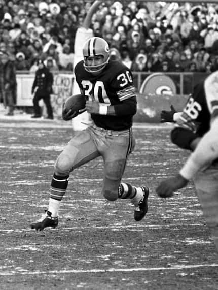 Chuck Mercein carries the ball in the 1967 NFL Championship Game between the Green Bay...