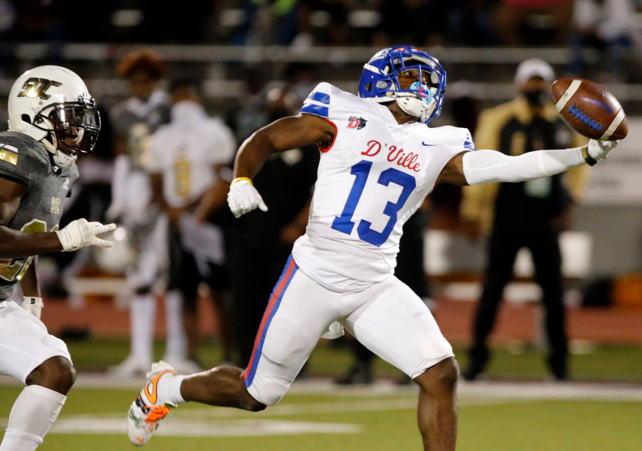 Duncanville WR Roderick Daniels, Jr. (13) makes a one-hand catch over South Oak Cliff’...