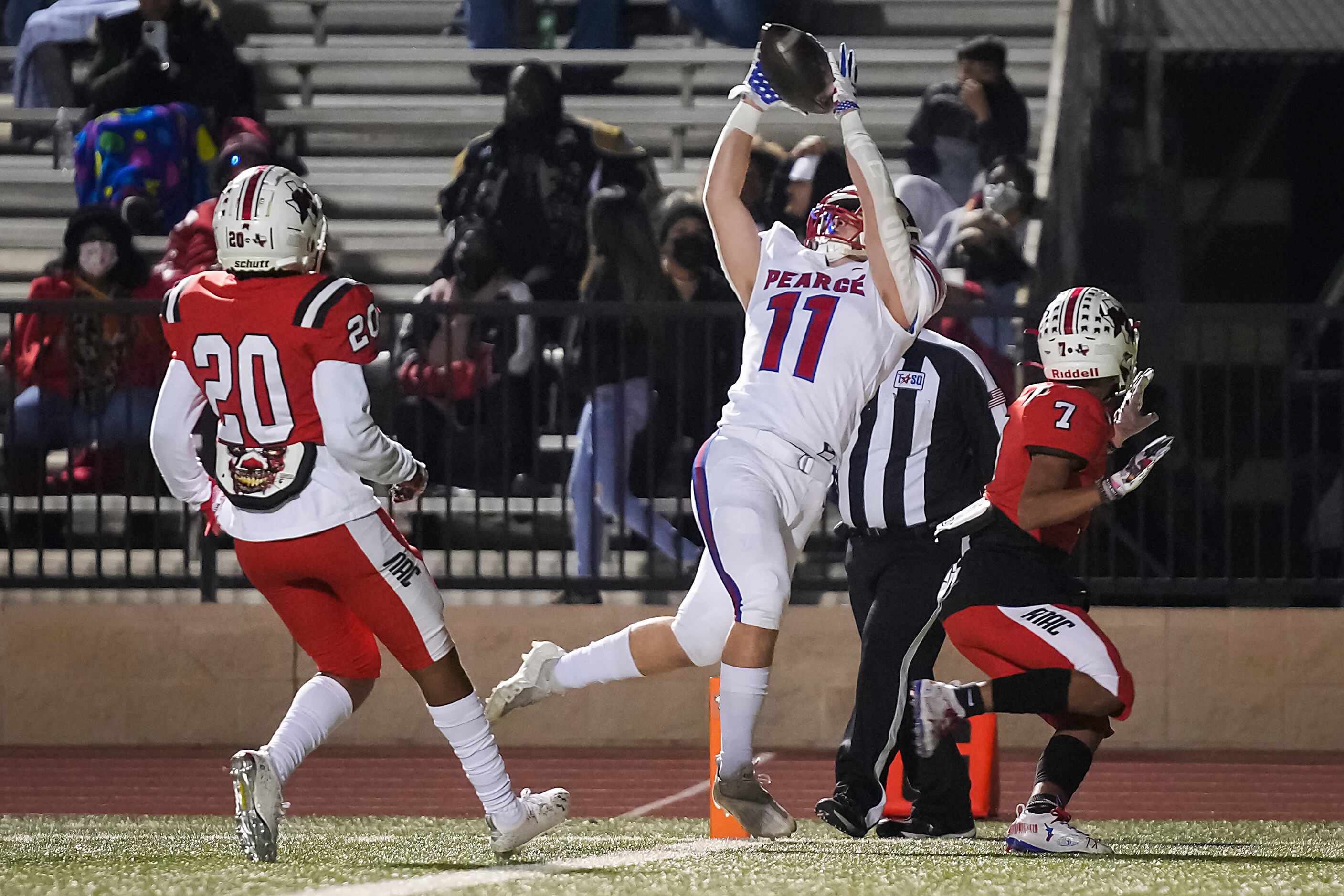 Richardson JJ Pearce’s Dylan Quinn (11) catches a touchdown pass as Irving MacArthur’s Perry...
