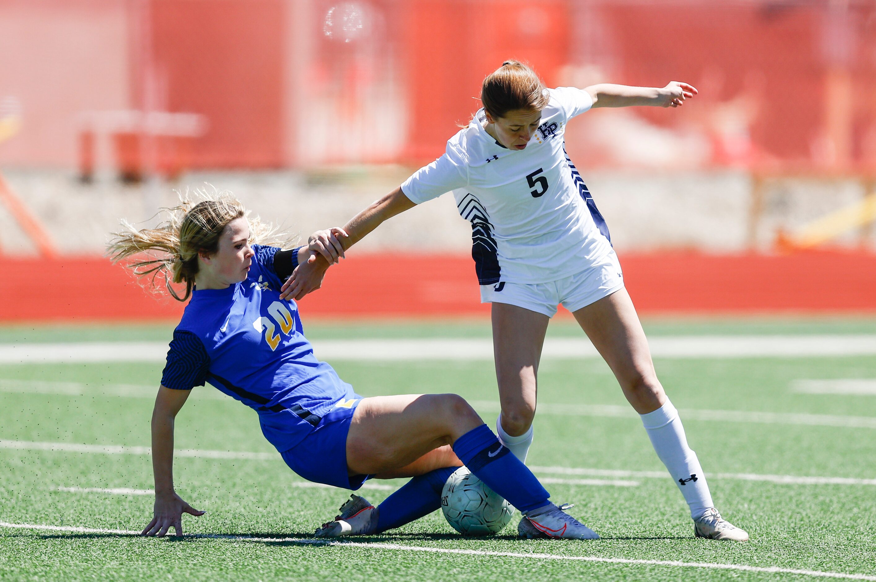 Frisco’s Kara Campbell (20) and Highland Park’s Elle Jones (5) battle for the ball during...