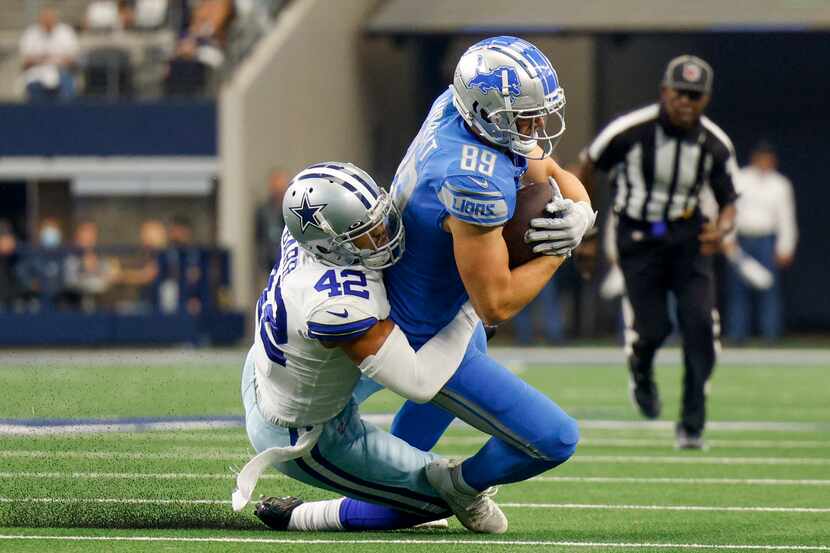 Dallas Cowboys linebacker Anthony Barr (42) tackles Detroit Lions tight end Brock Wright...