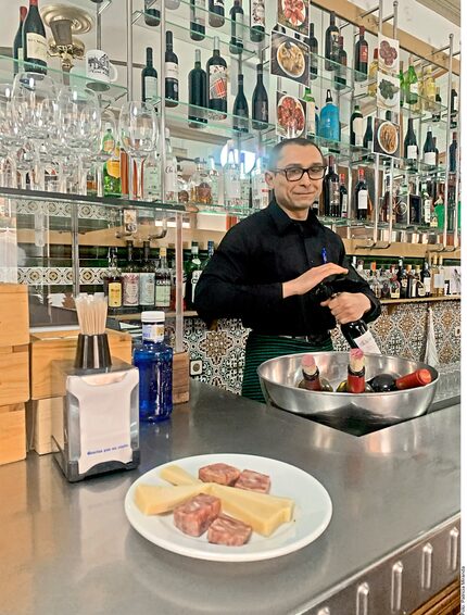 En Casa Paco, La Latina, en Madrid, España, puedes ordenar un chicharrón, queso y un...