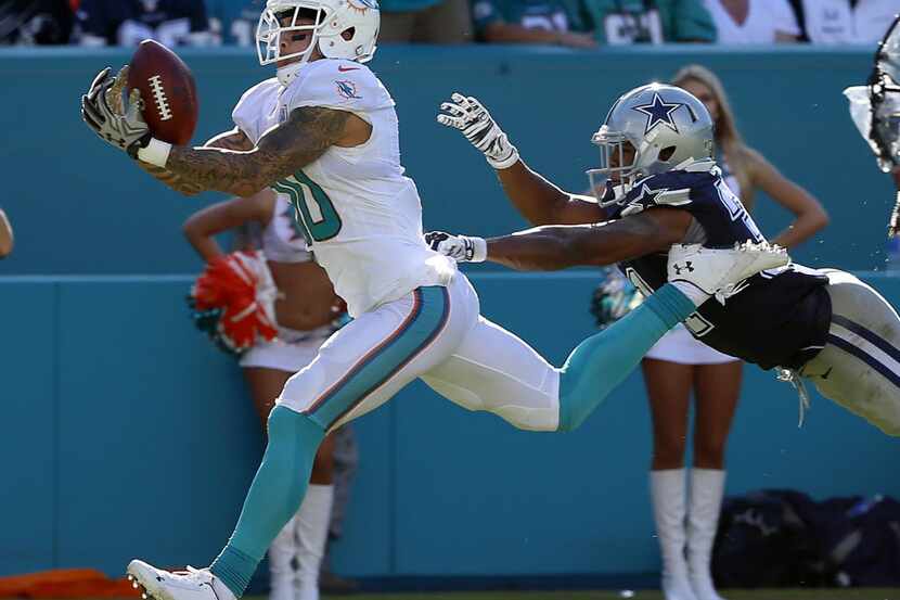 Miami Dolphins wide receiver Kenny Stills (10) pulls in a touchdown pass over Dallas Cowboys...