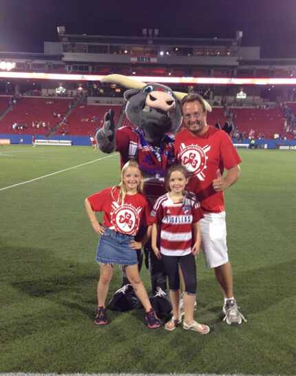 Alasdair Green and family hangin' with Mr Hooper