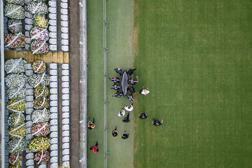 Un grupo de personas carga el féretro de Pelé en la cancha del Estadio Vila Belmiro en...