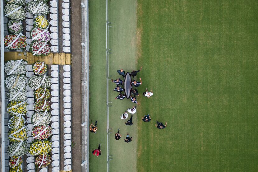 Un grupo de personas carga el féretro de Pelé en la cancha del Estadio Vila Belmiro en...