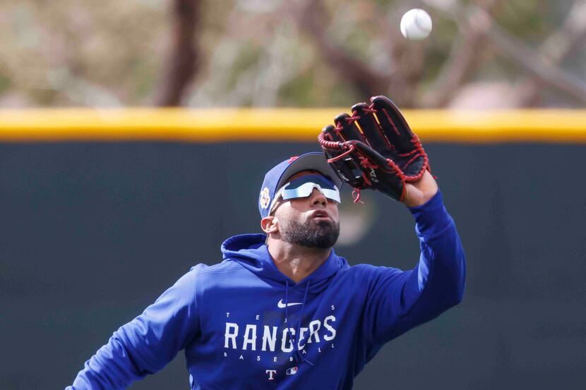 Texas Rangers infielder Ezequiel Duran catches a ball during a spring training workout at...