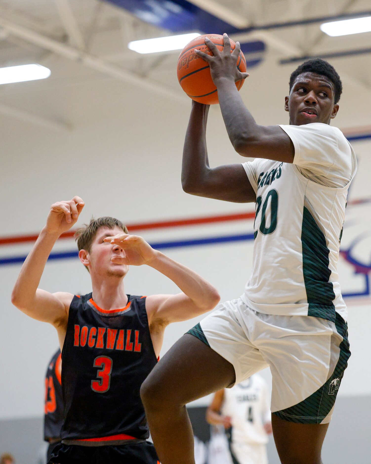 Mansfield Lake Ridge's Da'Sean Johnson (20) looks to pass as Rockwall's Cadyn Townsend (3)...