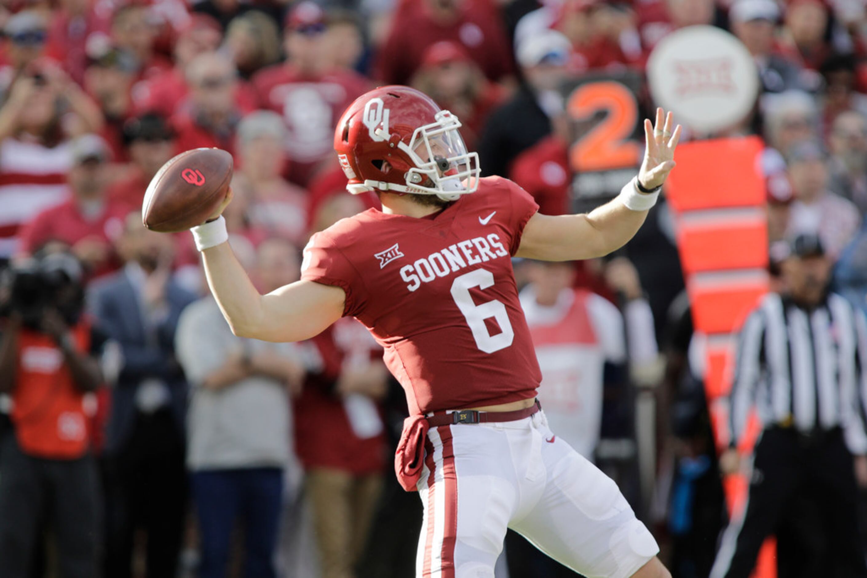 Oklahoma captains take Baker Mayfield's jersey with them to coin toss