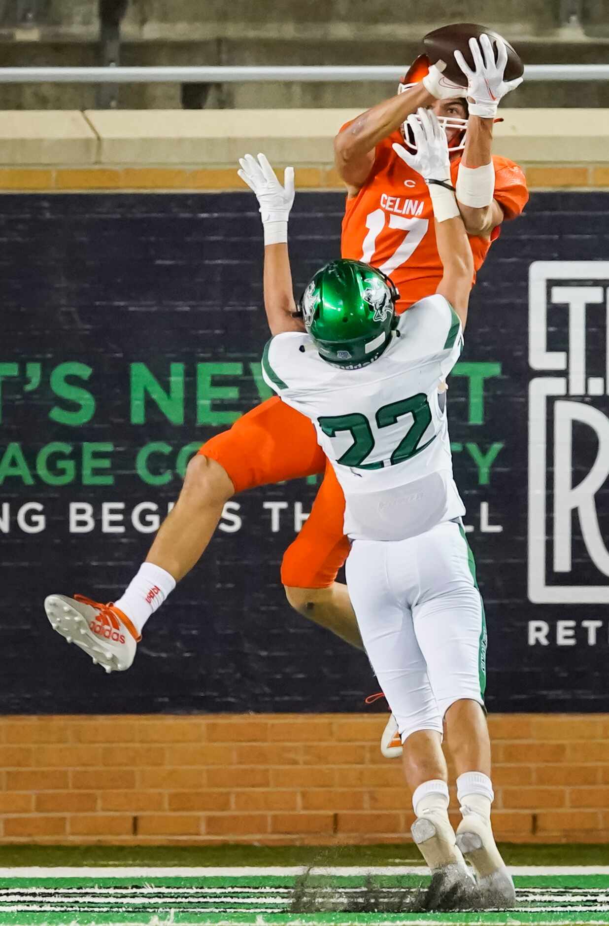 Celina wide receiver DJ Dell'Anno (17) catches a touchdown  pass over Iowa Park defensive...