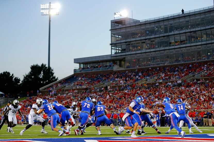 Southern Methodist Mustangs quarterback Ben Hicks (8) hands the ball off to running back...