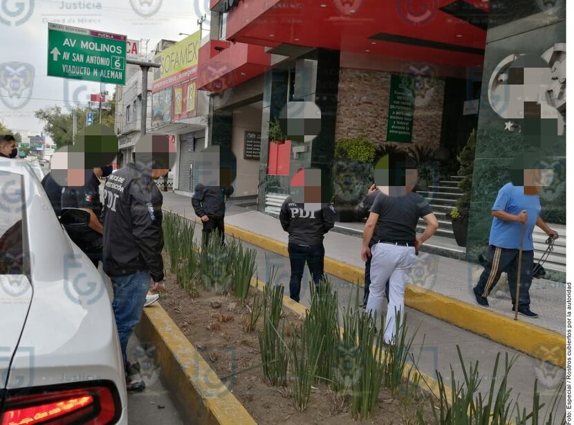 Agentes de la policía afuera del edificio donde estaban retenidos los trabajadores de la...