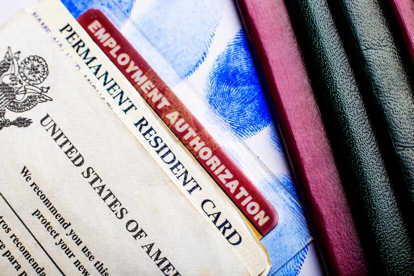 Una tarjeta de residencia permanente y autorización de empleo en Estados Unidos.