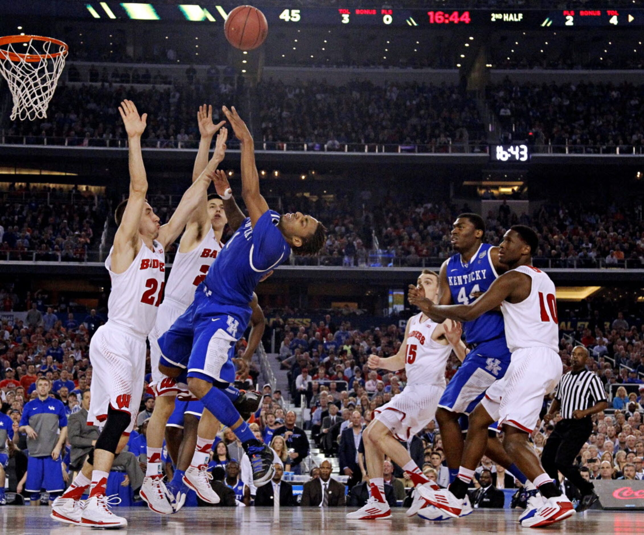 Kentucky Wildcats guard/forward James Young (1) goes up against Wisconsin Badgers guard Josh...